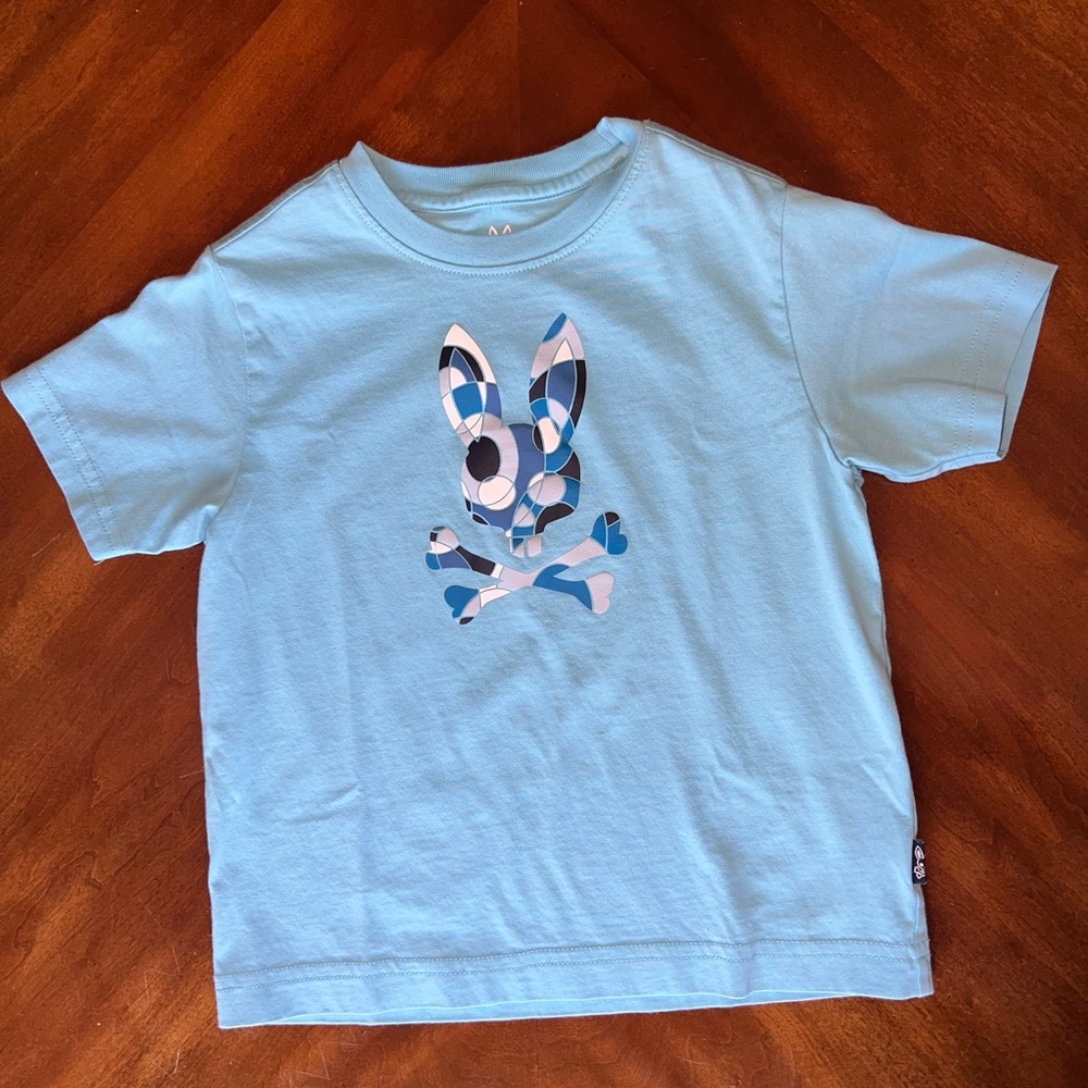 Psycho Bunny KIDS DARWIN GRAPHIC TEE 
Color: CLEAR SKY
Size: XXS/4T